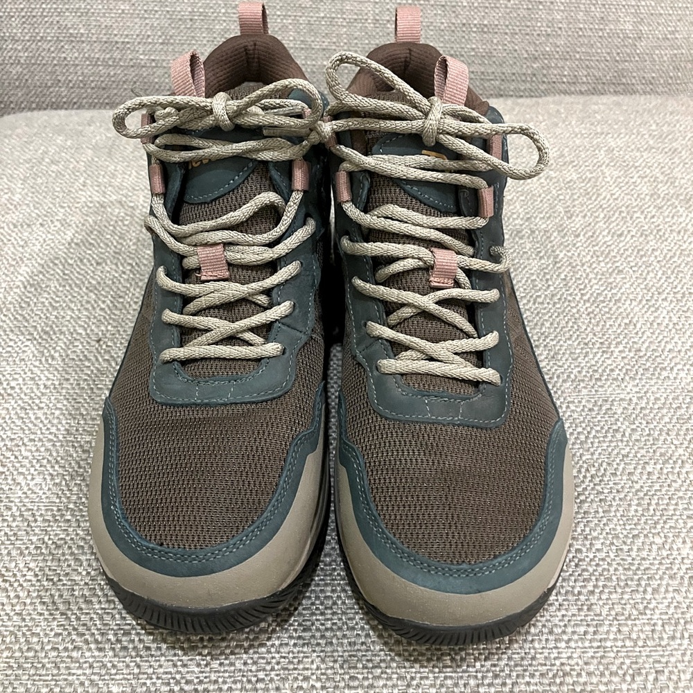 Teva Rapid Proof Ridgeview women’s size 9.5(USA).  In EUC.